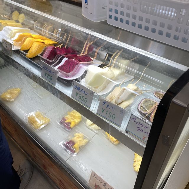 沖縄今帰仁「古宇利島の駅ソラハシ」新鮮な沖縄県産フルーツやカフェ、フードコート、土産が揃うおすすめ南国の道の駅
