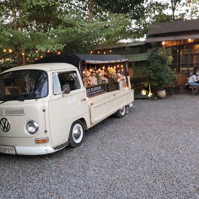 Rustic Market. An awesome hang out spot!!