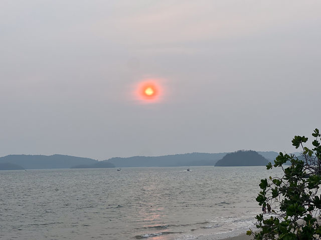 패들보드에 불쇼 등 다양한 이벤트가 즐거운 크라비 아오낭비치 오션뷰 핫플, Reeve Beach Club