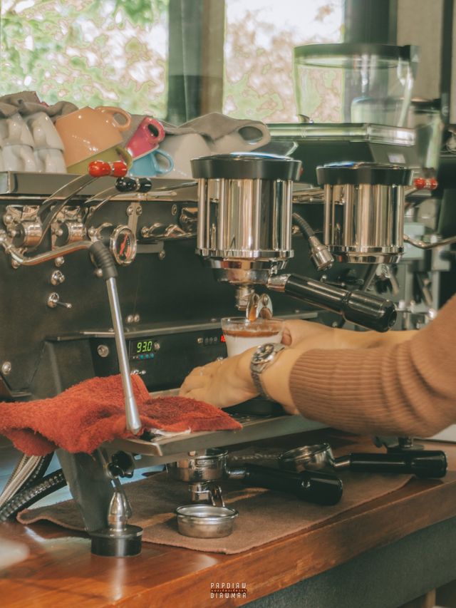 คาเฟ่ลับริมทะเลสาบในเชียงใหม่
