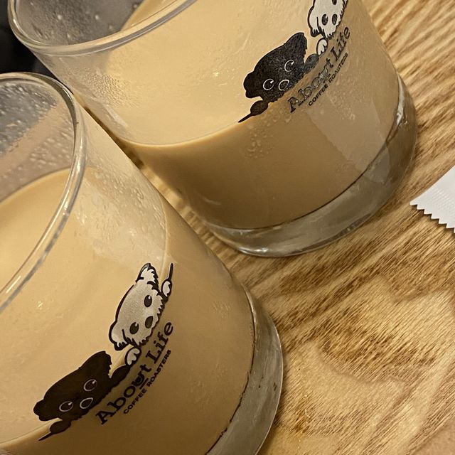 [부산 해리단길 카페] 큐티뽀짝 강아지가 환영해주는 밀크티 맛집 “어바웃 라이프”🐾