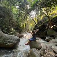 เที่ยวกระท่อมกลางหุบเขา ริมลำธารน้ำตก แค่คนละ750฿