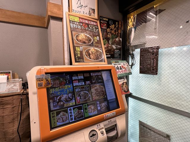東京・三軒茶屋。茶沢通りのボリュームラーメン『野郎ラーメン 三軒茶屋店』