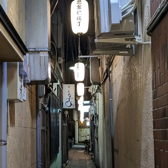 【雲龍亭本店】長崎で１番ディープなスポット思案橋横丁にある、長崎名物一口餃子の老舗店。