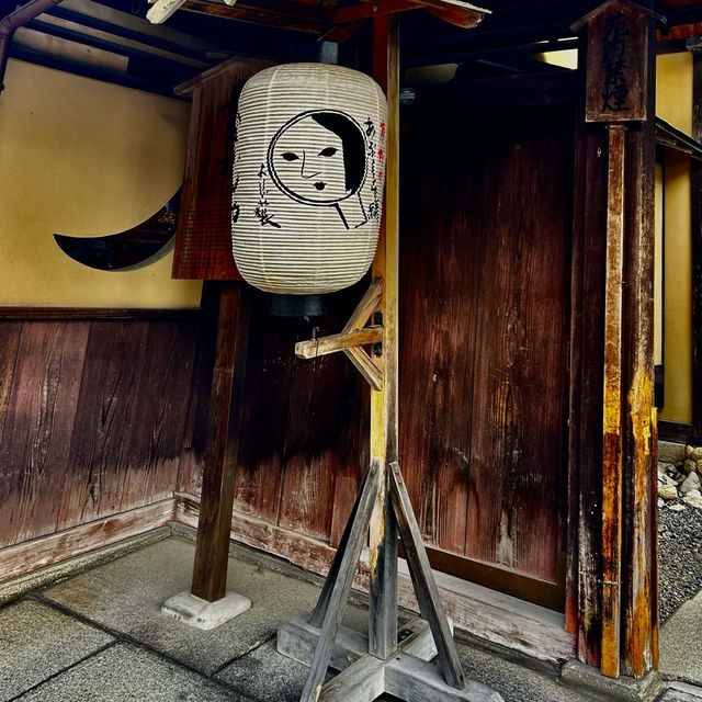 the street Higashiyama with kimono 👘 