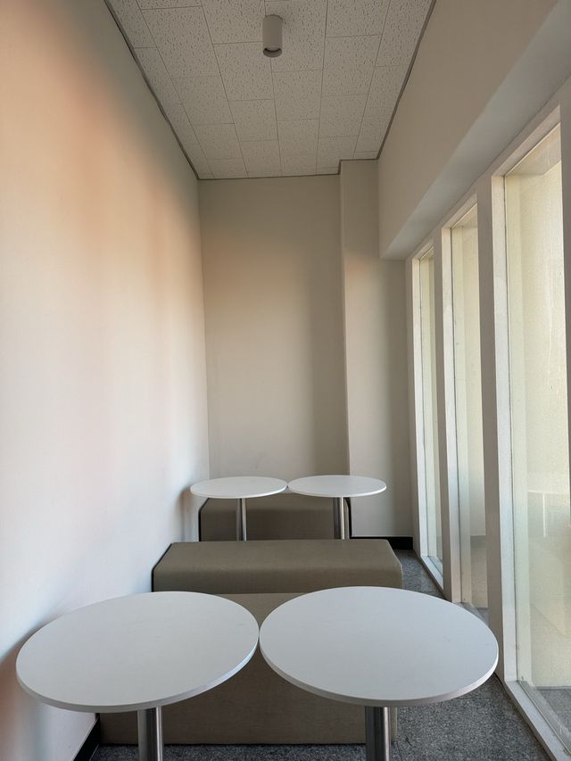 통창뷰가 멋진 조용히 수다떨기 좋은 카페