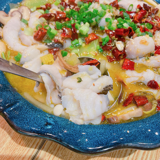 麻辣香鍋✨ 金湯酸菜魚夠酸夠惹味，魚肉口感鮮嫩滑嫩，配上白飯食就啱啱好！