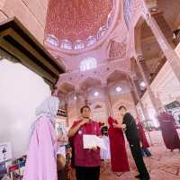 【マレーシア🇲🇾/おとぎ話に出てきそうな可愛らしいピンク色のモスク🕌✨】
