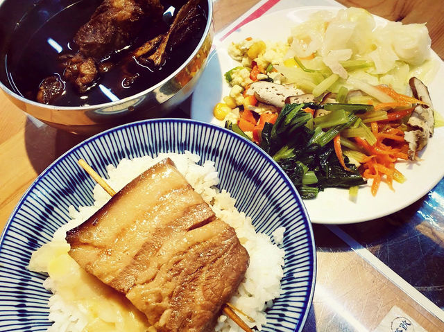 臺中西屯 祖傳爌肉飯（必吃特色美食、人氣平價炒麵牛肉麵、銅板料理、24小時營業、宵夜早餐 午晚餐聚餐首選推薦餐廳）
