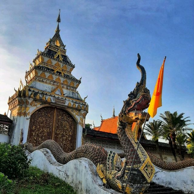 วัดพระธาตุจอมปิง ชมปรากฏการณ์เงาพระธาตุกลับหัว