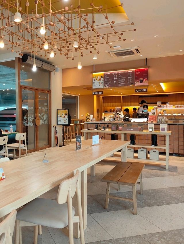 Roots Café คาเฟ่เปิดใหม่สไตล์โฮมมี่ ย่านราชเทวี