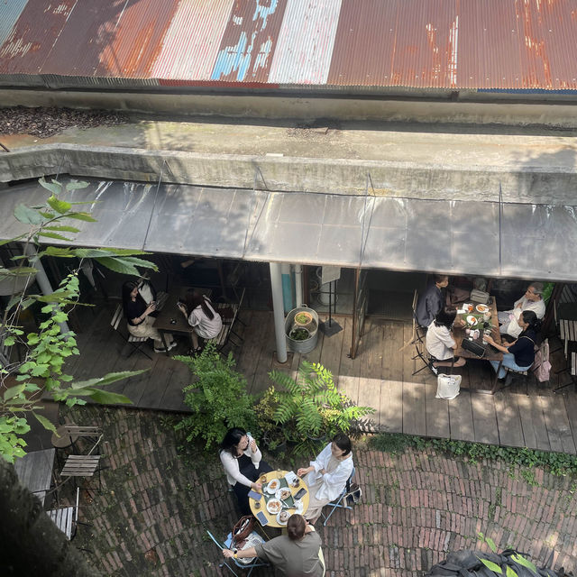 성수동에 위치한 대형 카페 ‘할아버지 공장’