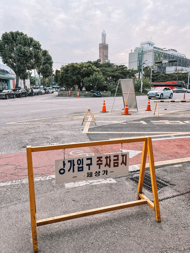 Strolling around Gwangjang Market in Seoul South Korea ✨