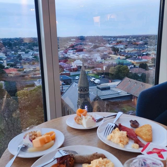 「墨爾本住宿🛌 Holiday Inn Werribee」超美景色餐廳⚘️距市區開車30分鐘👟走路5分鐘可到Coles+Woolworths!!🍟對面有McDonald's