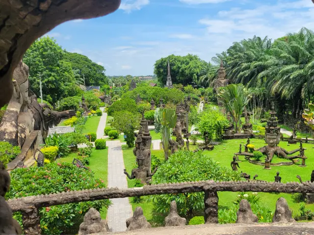 สวนพระพุทธรูปที่เต็มไปด้วยรูปปั้นพุทธและฮินดูที่ซับซ้อนและน่าทึ่ง
