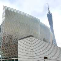 廣州美術館（新館）-造型猶如「水中盛放的木棉花」，與廣州塔互相輝映