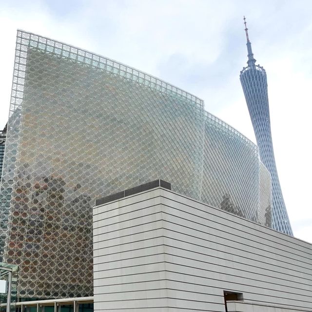 廣州美術館（新館）-造型猶如「水中盛放的木棉花」，與廣州塔互相輝映
