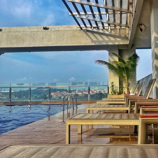 🇲🇾 Endless Horizons: The Infinity Pool at Zenith Hotel Putrajaya