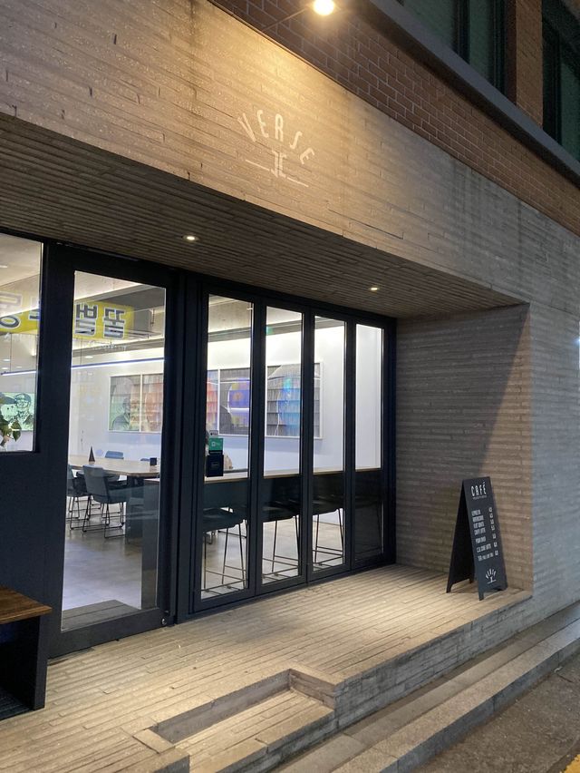 분위기 좋은 연남동 갤러리 카페 ‘벌스투‘