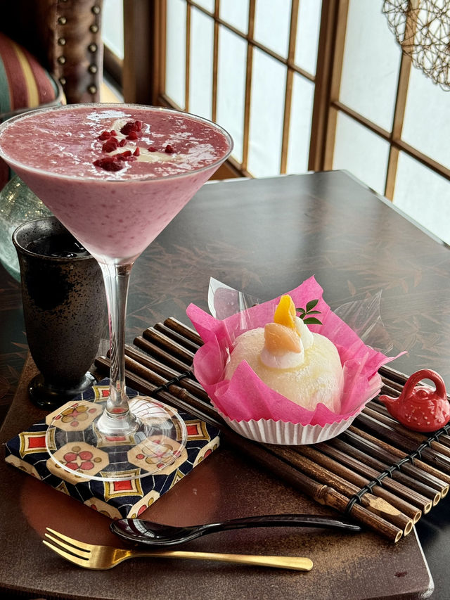【和風カフェ】大きなカクテルグラスにドリンク！たくさんの大福ケーキ！