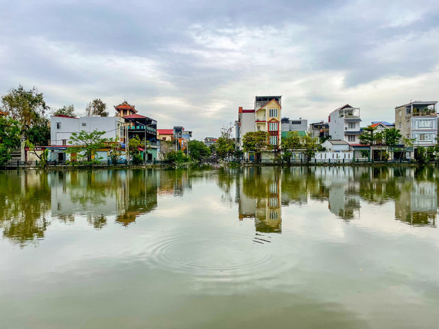 Pho Chieu Pagoda 인근 호수공원...