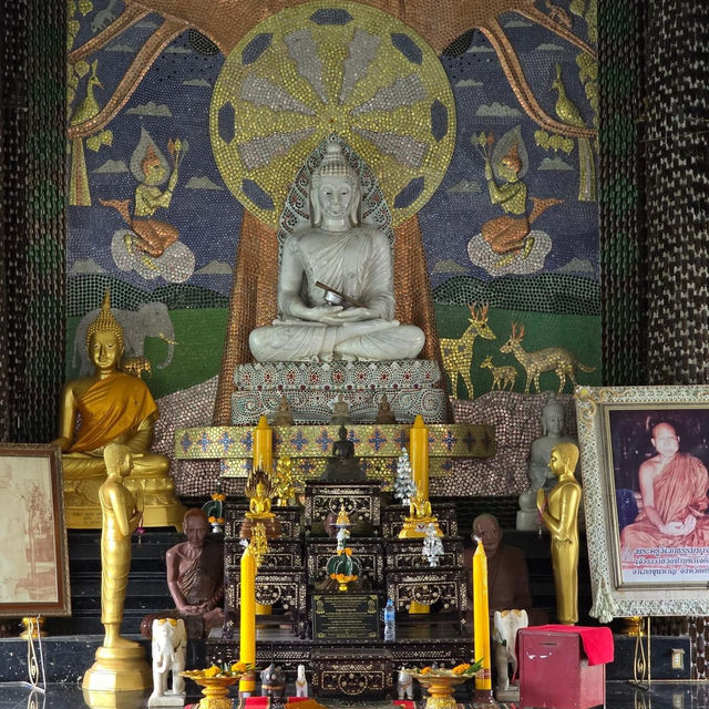 Wat Pa Maha Chedi Kaew (Wat Lan Khuad) 
