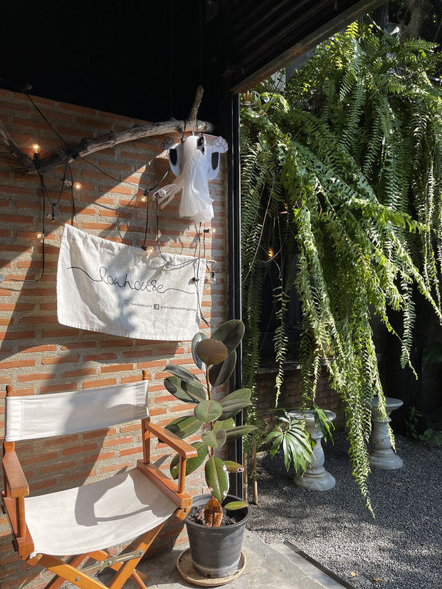คาเฟ่บรรยากาศดี ถ่ายรูปสวย ที่ Row Hou8e Cafe