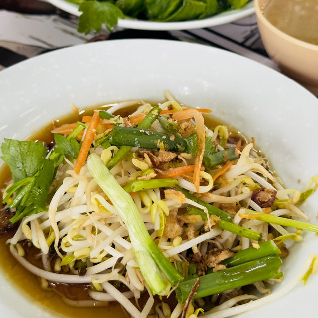 Ultimate Chicken Rice Delight: Yee Stall 5 at Batu Burok!