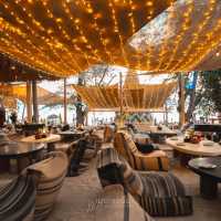 ร้านอาหารบรรยากาศดีริมทะเล มีต้นคริสมาสต์ต้นใหญ่