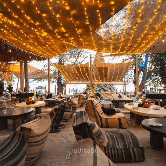 ร้านอาหารบรรยากาศดีริมทะเล มีต้นคริสมาสต์ต้นใหญ่