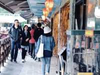 ปล่อยโคมลอยย่านเมืองเก่าที่  Shifen Old Street