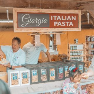 마타카나 빌리지 농산물 시장에서 활기찬 광경, 맛, 그리고 지역 사회 정신을 발견해보세요. 🍒
