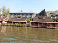 โรงแรมนอนสบายพักผ่อนสปาริมลำน้ำแควน้อย