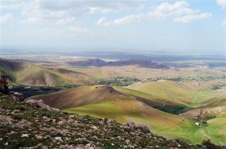 Embrace Mountains and Deserts in Uzbekistan by Hiking 1690m at the Nuratau Mountains