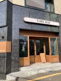 햇살이 가득 들어오는 서울대입구 감성카페 ‘카페 주제’