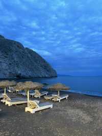 Di Santorini’s Black Sand Beach – A One-of-a-Kind Experience! 🇬🇷🏖️
