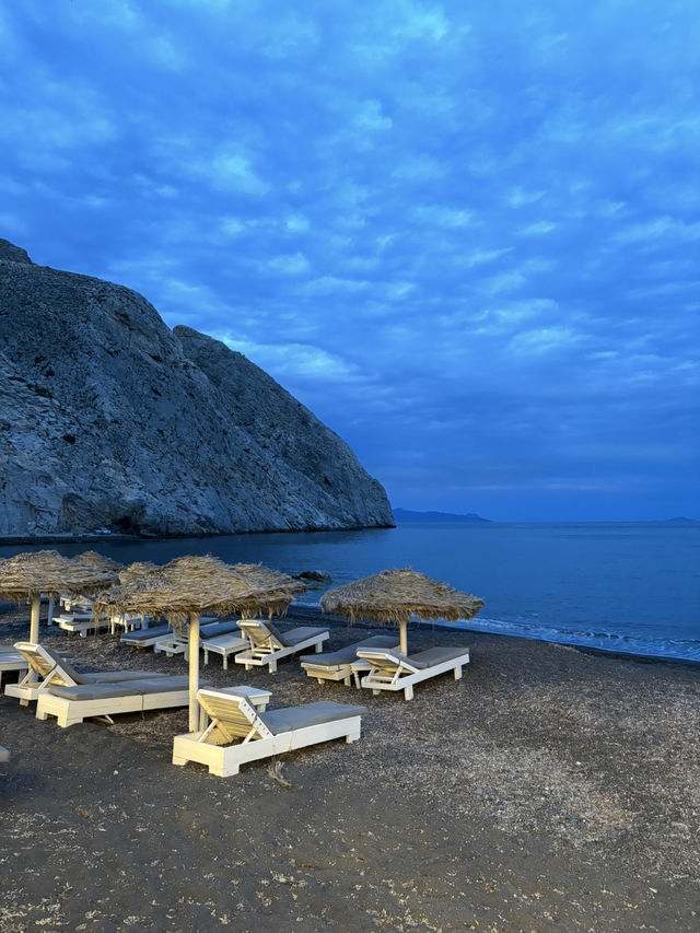 Di Santorini’s Black Sand Beach – A One-of-a-Kind Experience! 🇬🇷🏖️