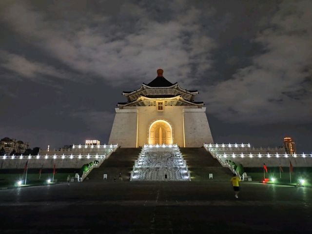 Chiang Kai-Shek Memorial Hall ในยามค่ำคืน
