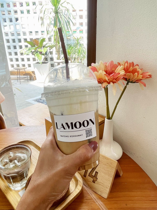คาเฟ่สุดมินิมอลบนเกาะเสม็ด