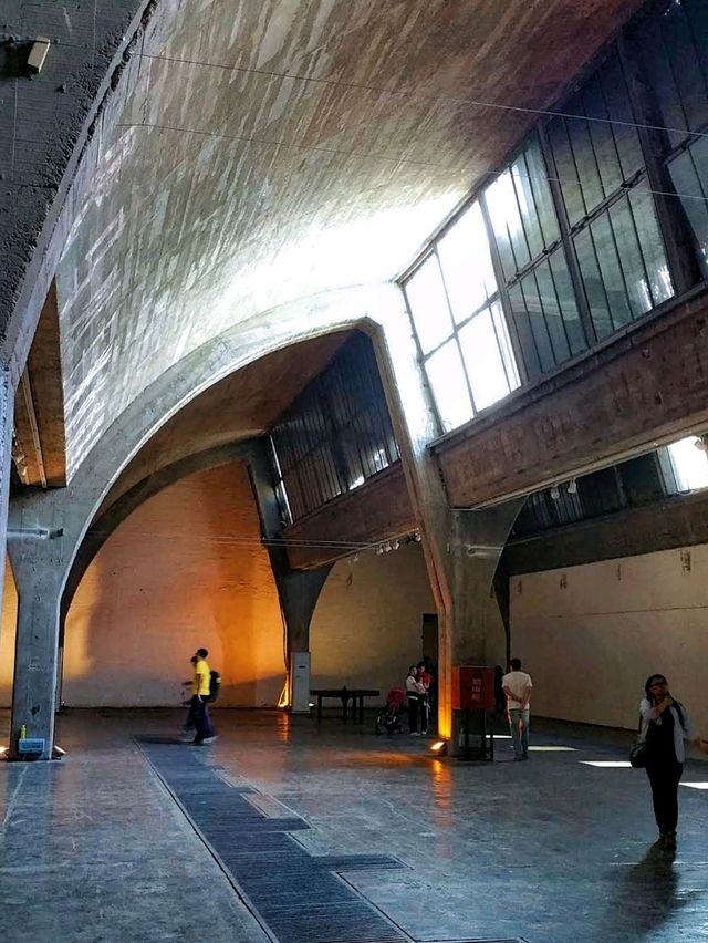Exploring the famous, vibrant & unique contemporary art districts in Beijing. 