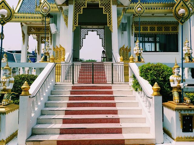 泰國曼谷湄南河畔著名古跡皇家寺廟景點：Wat Ta Klam，藍白色寺廟，適合打卡拍照📸冥想