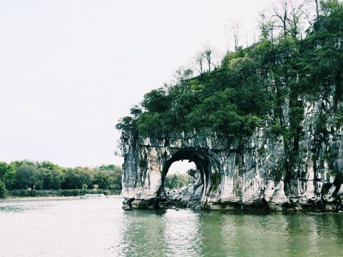 🇨🇳:桂林の象徴！象鼻山 | Trip.com 桂林市中心部・象鼻山・両江四湖景区