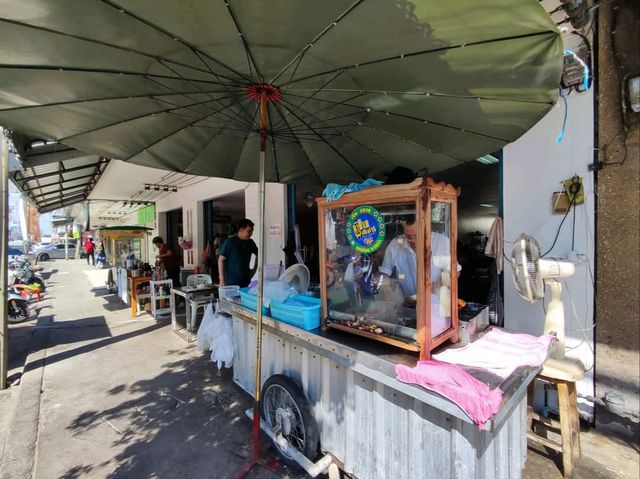 ร้านเด็ด ตำนานหมูแดงหมูกรอบ บ้านโป่ง
