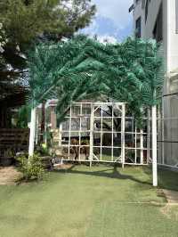 크리스마스와 이색적인 정원이 있는 대형카페🌳🤍