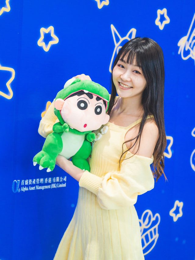 好調皮嘅《蠟筆小新》嚟咗香港啦！ 超過1萬呎，全港首個《蠟筆小新》大型互動展覽  陪伴大家成長嘅《蠟筆小新》今日登陸香港啦！ 《蠟筆小新：玩轉時空大冒險互動體驗展》 展覽設 5大主題專區共9大展區，當