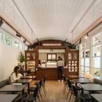 F.l.X Neilson Hays คาเฟ่ที่ผสมรวมกับสมุด