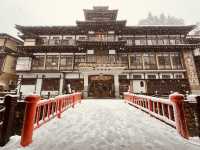 去到阿信的故鄉山形縣「銀山溫泉」擁有超過500年歷史以上的溫泉區。 走進《千與千尋》湯屋！超夢幻「雪景溫泉街」♨️ 「銀山溫泉」的日與夜景色，古色古香的溫泉老街，彷彿穿越時空回到了大正時