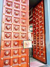 Gateway to Singapore: Day 1 – Discovering the Charm of Sri Mariamman Temple in Chinatown 