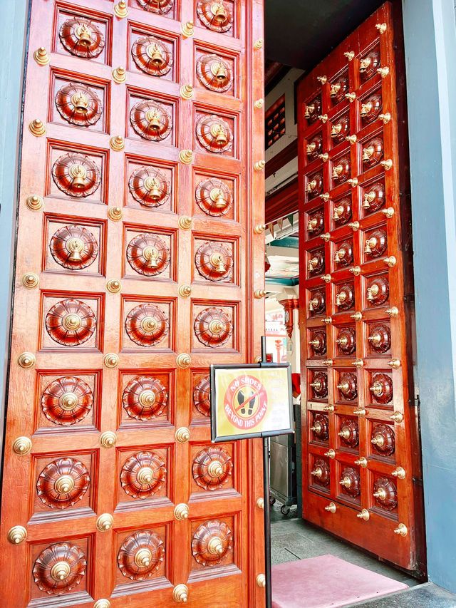 Gateway to Singapore: Day 1 – Discovering the Charm of Sri Mariamman Temple in Chinatown 