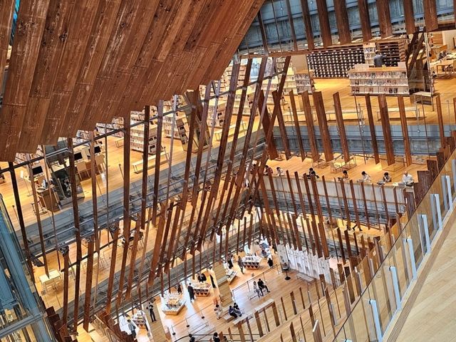 📖 閱讀與建築交會的美好時光〔富山市立圖書館本館〕
